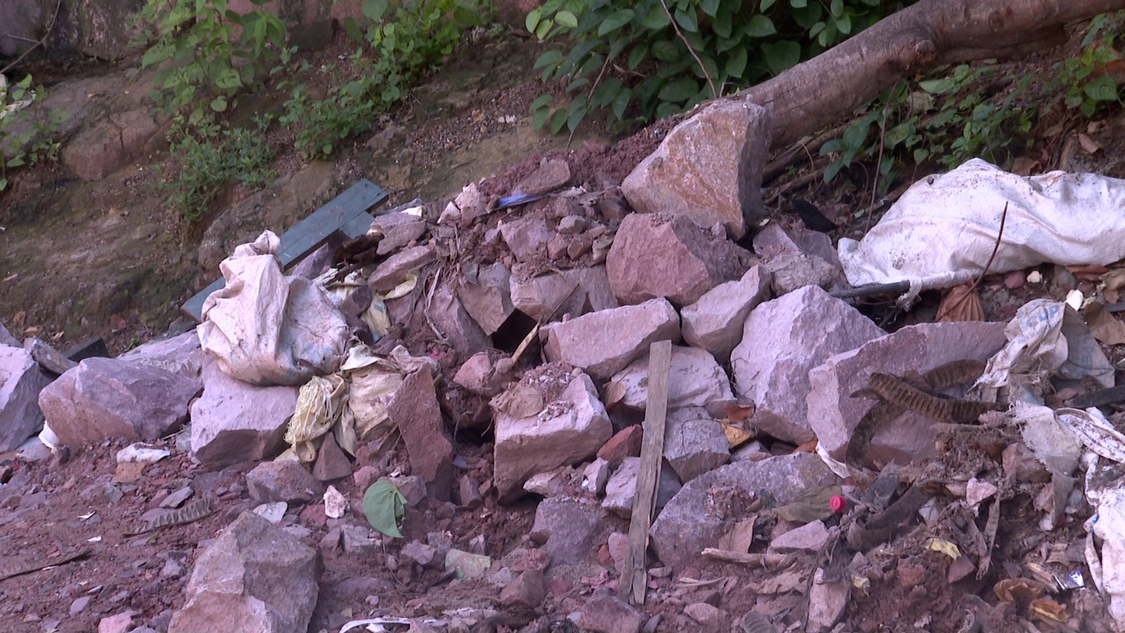 Escombros de cemento en andador de Altavista