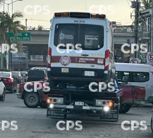 Ambulancia siendo trasladada por una grúa