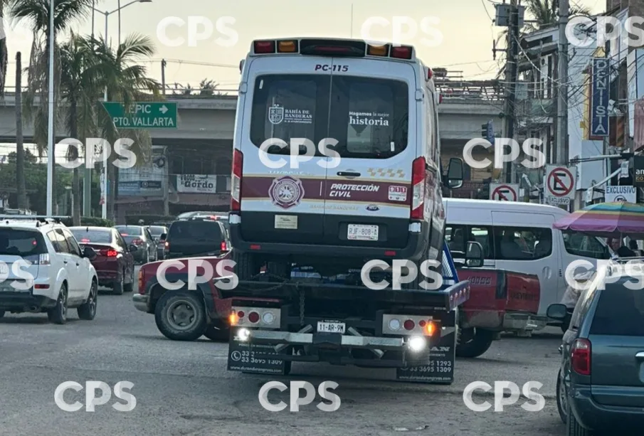 Ambulancia siendo trasladada por una grúa