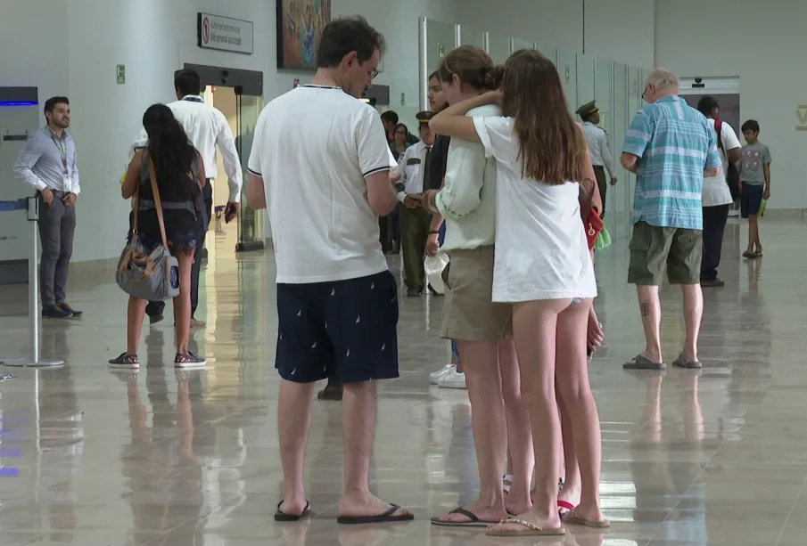 Pareja de turistas en el Aeropuerto Internacional de Vallarta