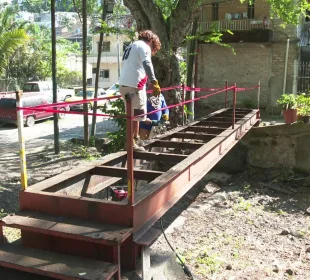 Personal de mantenimiento del Ayuntamiento de Puerto Vallarta en la colonia Agua Azúl