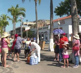 Personas en el malecón de Puerto Vallarta