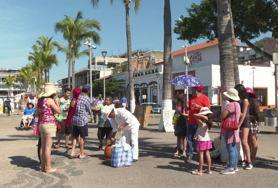 Personas en el malecón de Puerto Vallarta