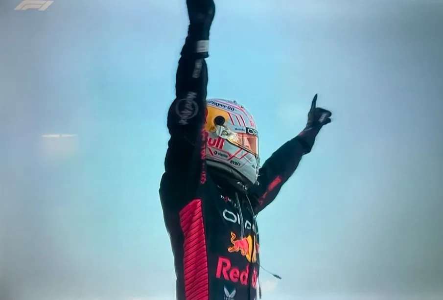 Max Verstappen con brazon levantados por victoria