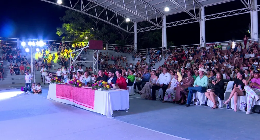 Daylin es reina de las Fistas Patrias en Ixtapa