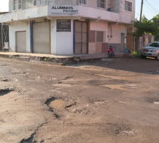 Calle llena de cráteres