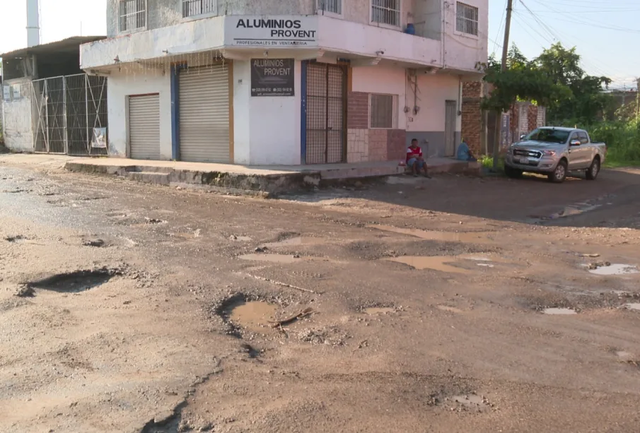 Calle llena de cráteres