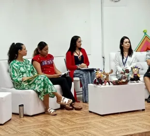 Reunión del DIF y mujeres indígenas