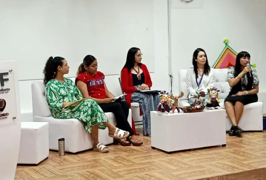 Reunión del DIF y mujeres indígenas