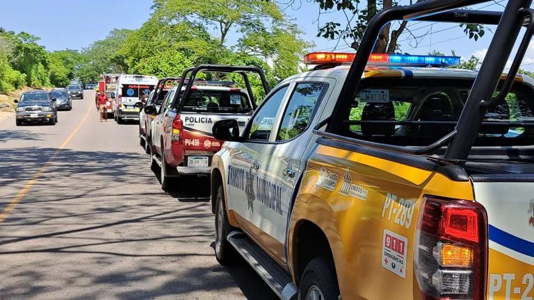 Patrullas de seguridad y emergenia estacionadas en hilera