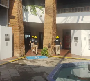 Personal de Protección Civil y Bomberos en edificios de gobierno