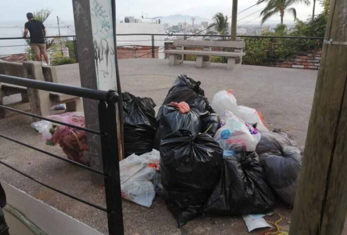 Bolsas de basura en calles de Puerto Vallarta
