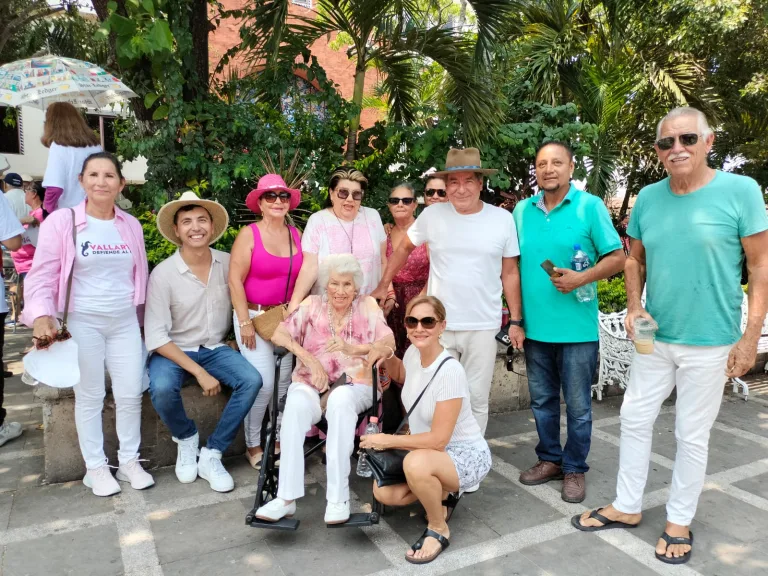 Ciudadanos de Vallarta en plaza por evento Xóchitl