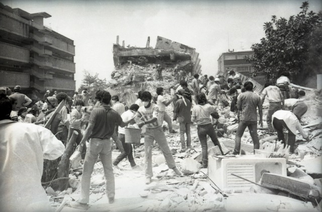 Gente ayudando a sacar escombro para el rescate de personas por sismo del 85