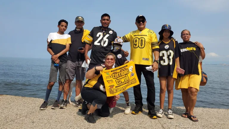 Fans de los acereros de Pittsburgh en el Malecón de Puerto Vallarta