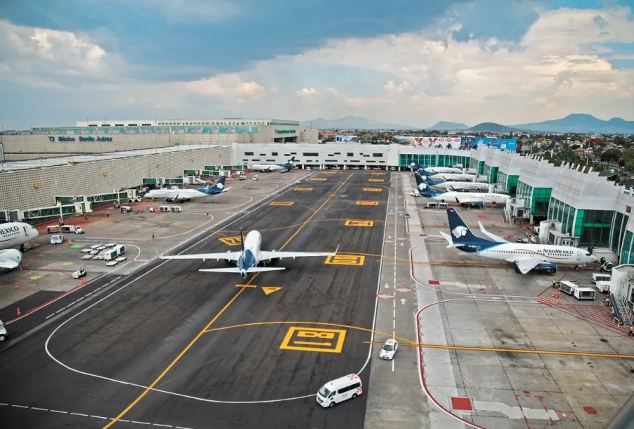 Aviones estacionados y uno en pista