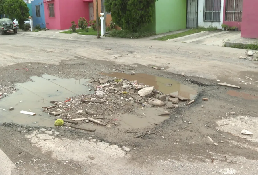 Bachesote lleno de agua en calle