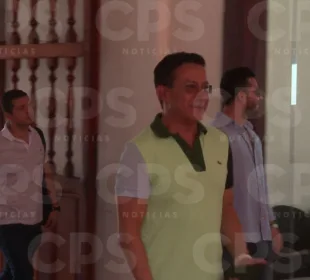 síndico Juan Carlos Hernández Salazar entrando al ayuntamiento