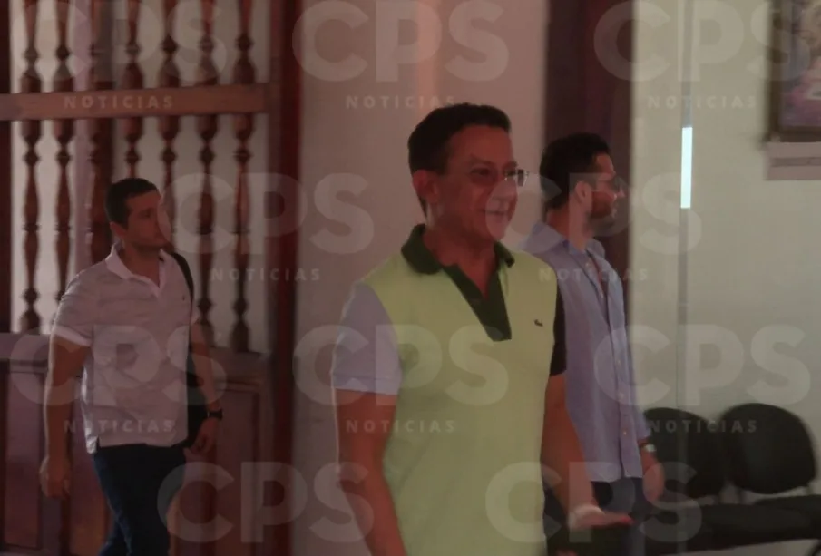 síndico Juan Carlos Hernández Salazar entrando al ayuntamiento