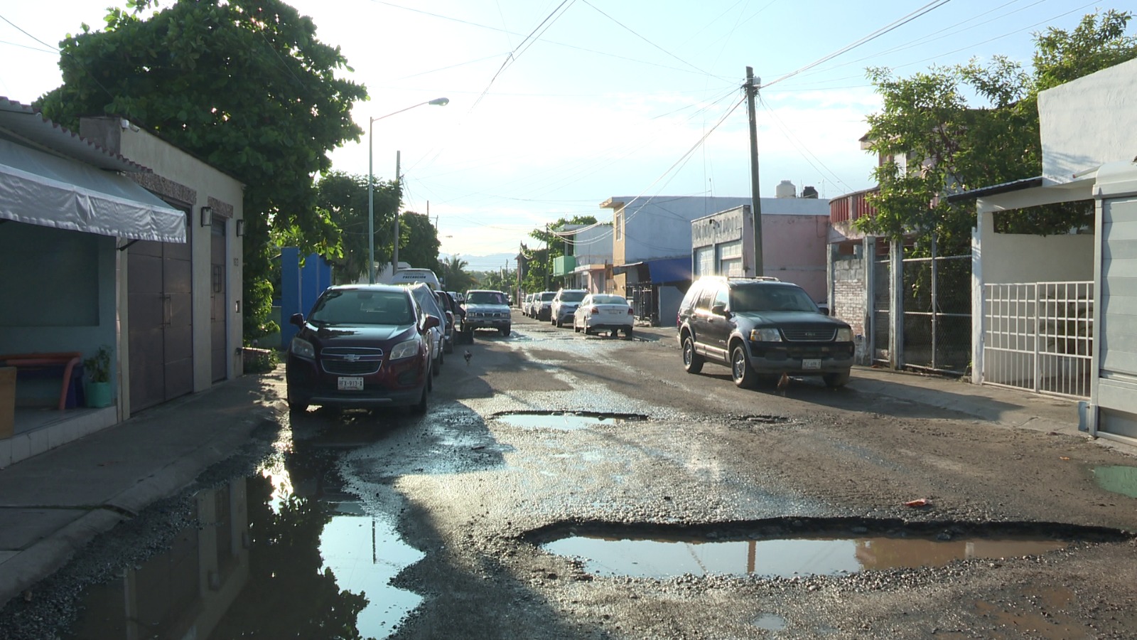 Calle de Valle Dorado en mal estado.