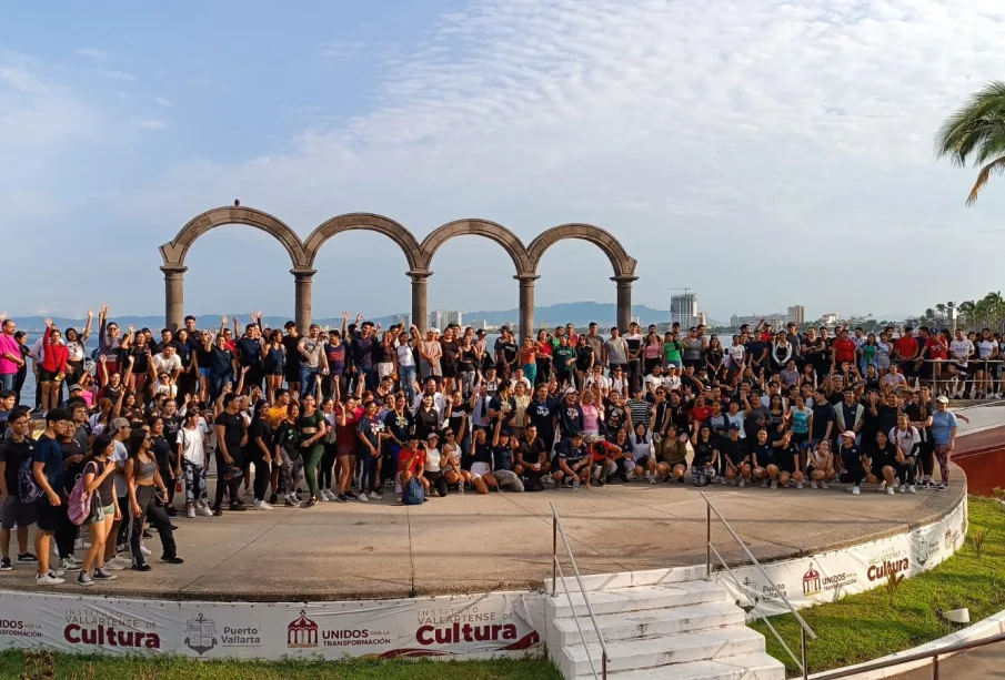 Estudiantes de la Universidad UNE reunidos para evento deportivo