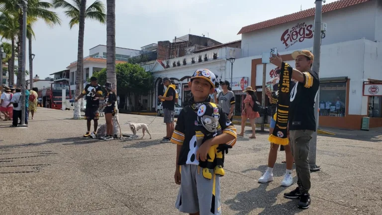 Fans de los acereros de Pittsburgh en el Malecón de Puerto Vallarta