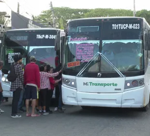 Personas abordando el transporte público