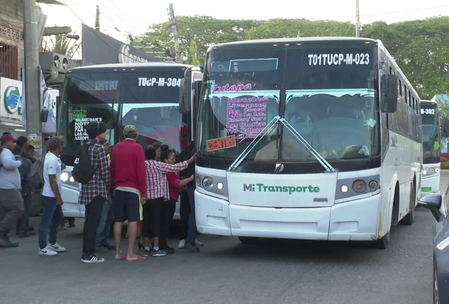 Personas abordando el transporte público