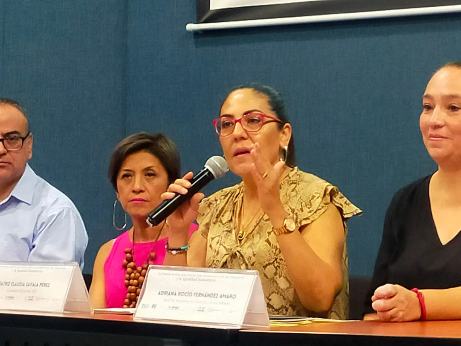 Consejera electoral en foro para mujeres