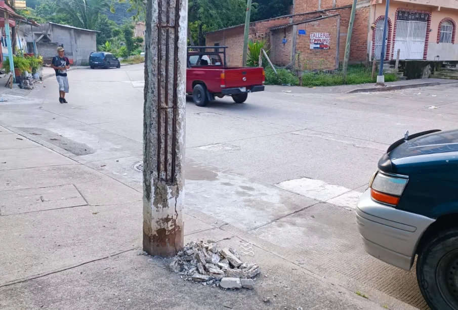 poste de concreto desintegrandose