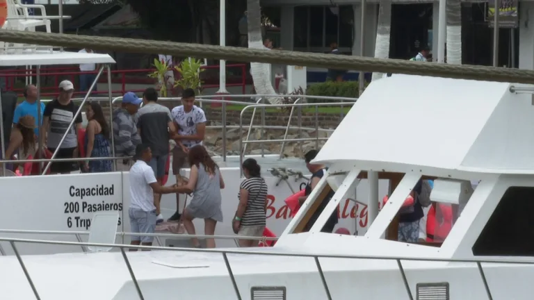 Turistas subiendo a barco