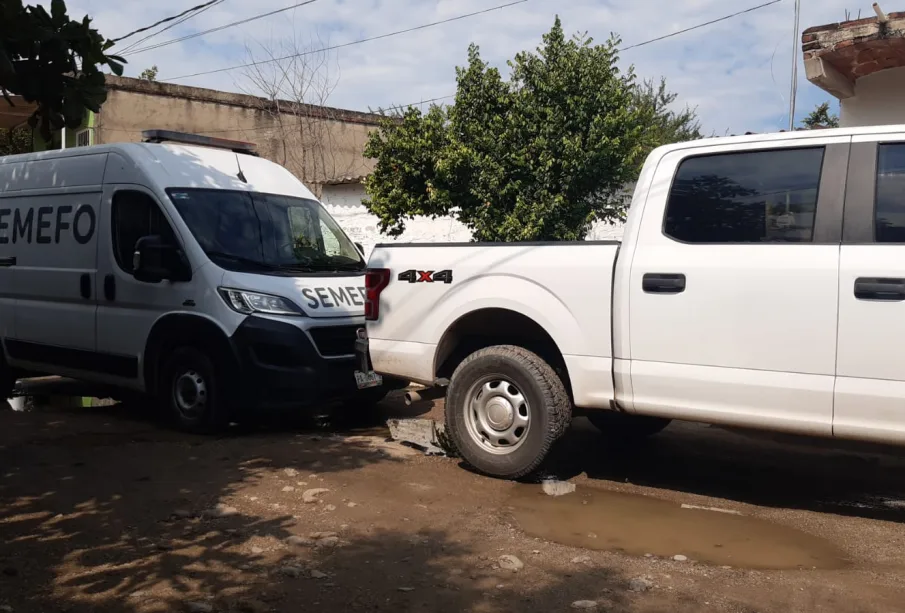 Unida de de la SEMEFO en la calle Cleofás Salazar en Bucerías