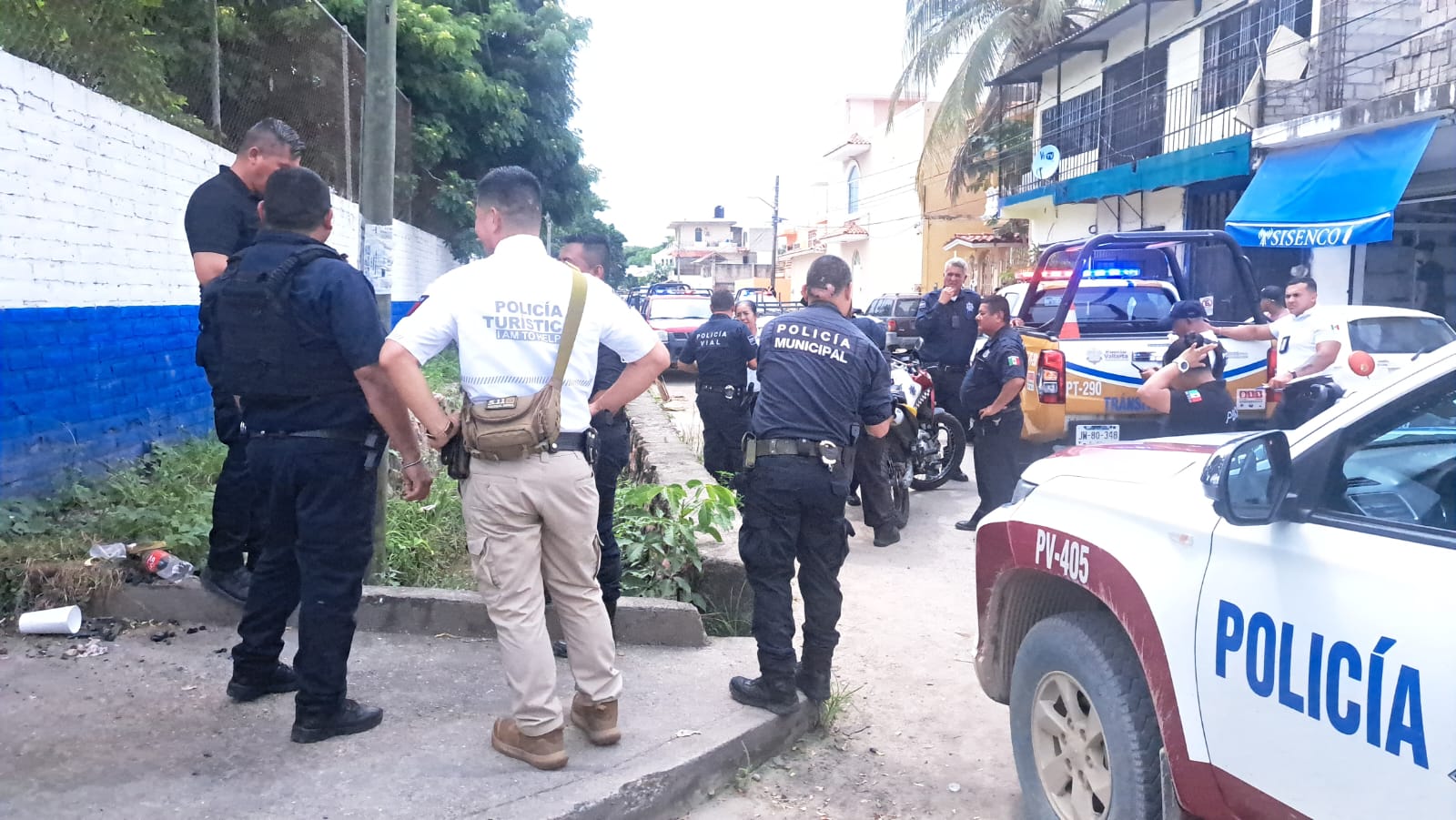 Policía municipal deteniendo a presuntos responsables de robo