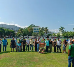 Personas en el centro de la cancha rindiendo homenaje a El Posy