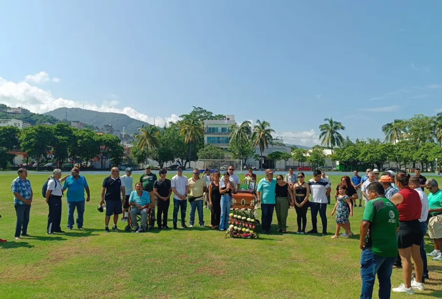 Personas en el centro de la cancha rindiendo homenaje a El Posy