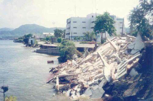 Inmueble colapsado tras un terremoto en Colima en 1995
