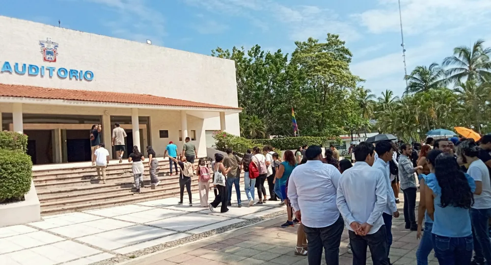 Personas frente al auditorio del CUCosta por sismo