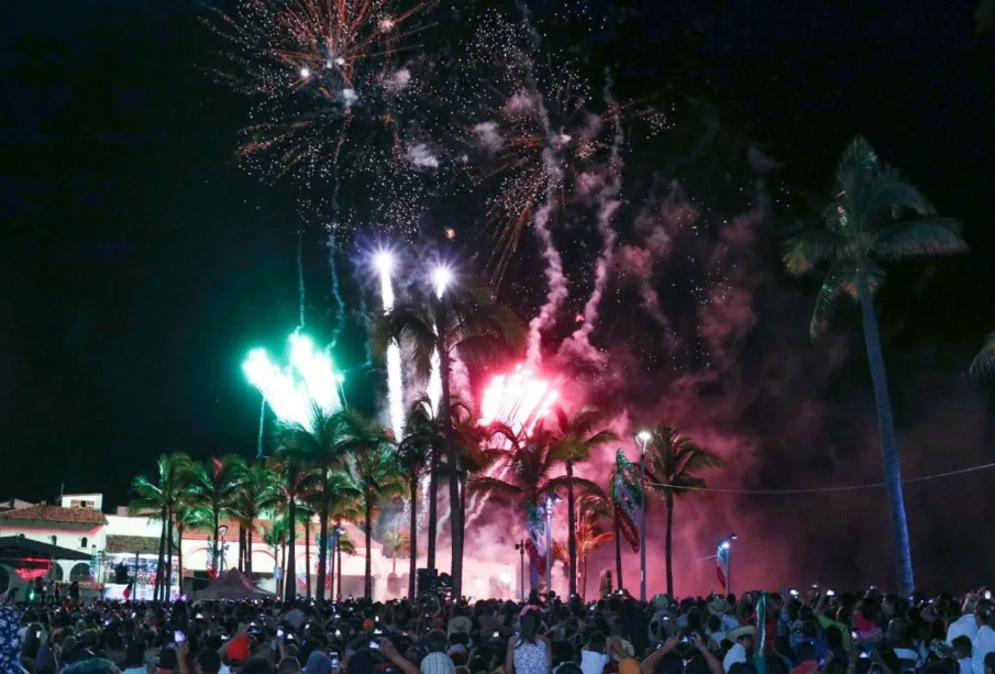 Fuegos artificiales en el malecón por fiestas patrias