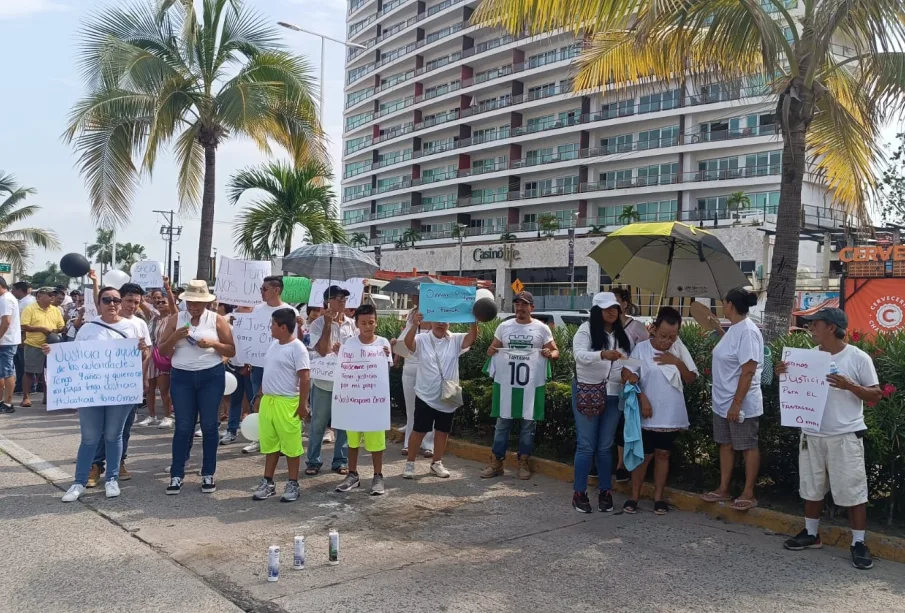 Familiares de Omar Segovia manifestándose en la Avenida Francisco Medina Ascencio.