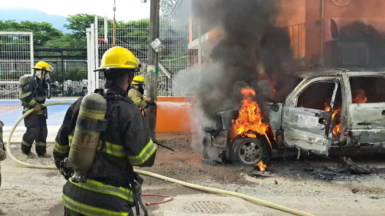 Bomberos y camioneta ardiendo