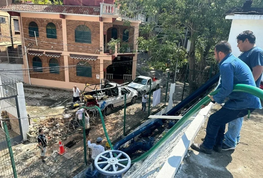 Vecinos sufren por falta de agua