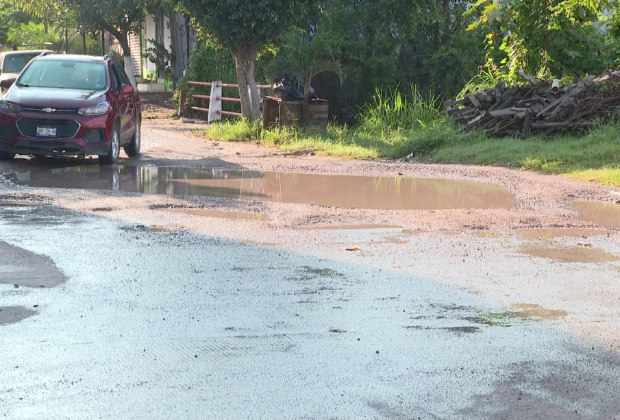 Carro esquivando un gran charco