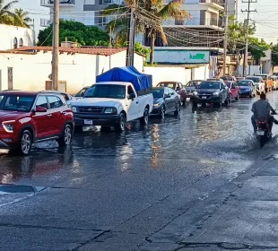 Carros transitando por calle encharcada