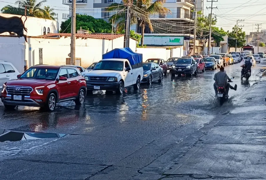 Carros transitando por calle encharcada