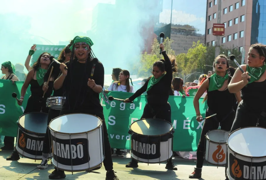 Mujeres marchando por el aborto seguro