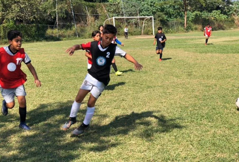 Niños en el campo de futbol