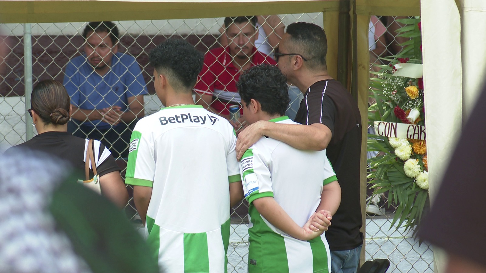 Jugadores rindiendo homenaje a Omar Segovia
