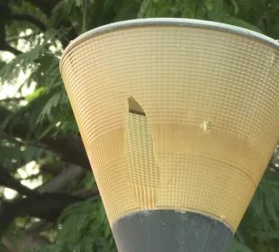 Lámpara rota en el parque lineal