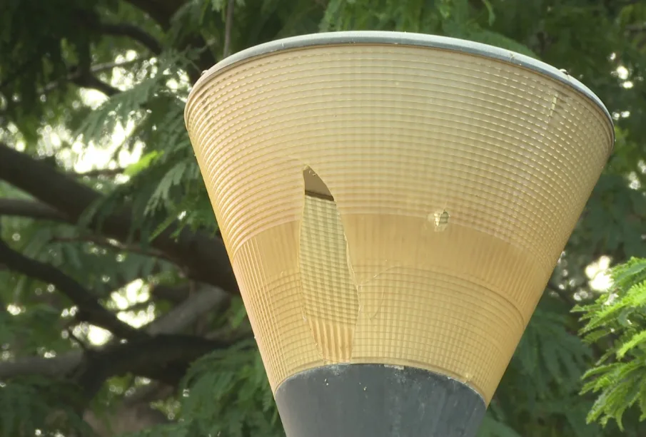 Lámpara rota en el parque lineal