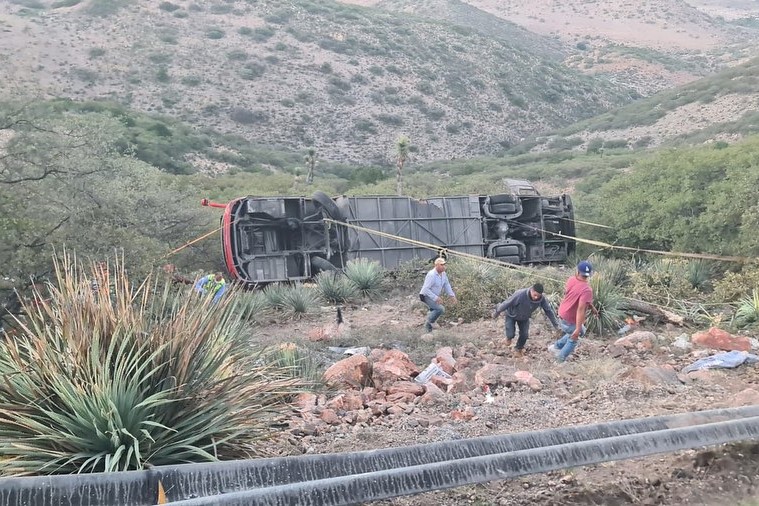 Accidente de autobús deja además otros 8 heridos